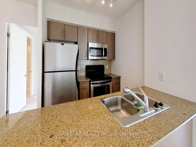 1004 - 12 Yonge St