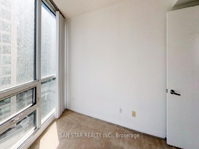 1004 - 12 Yonge St