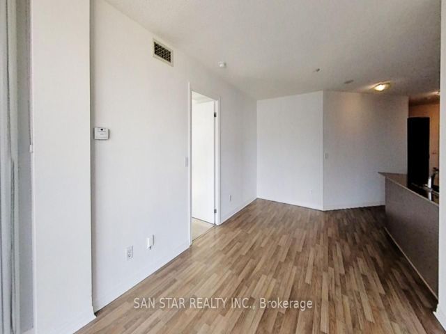 1004 - 12 Yonge St