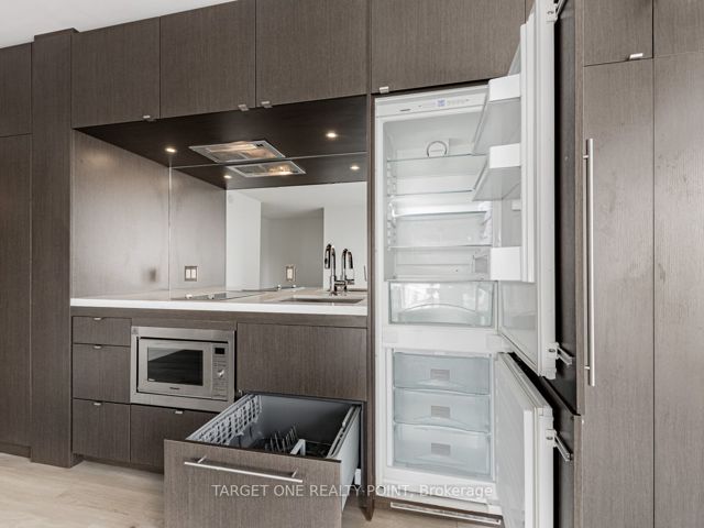 1617 - 155 Yorkville Ave