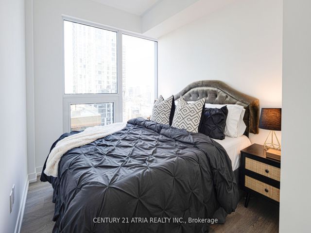 1915 - 82 Dalhousie St