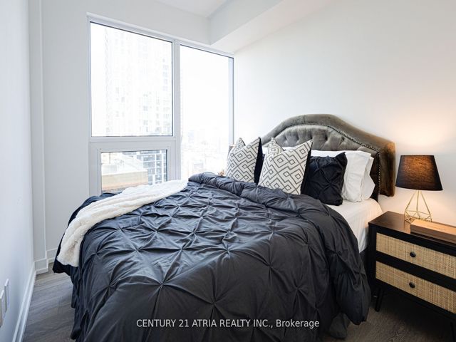 1915 - 82 Dalhousie St