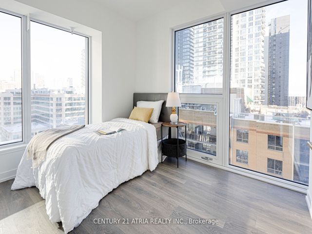 1915 - 82 Dalhousie St