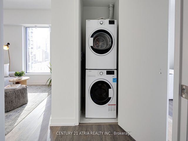 1915 - 82 Dalhousie St