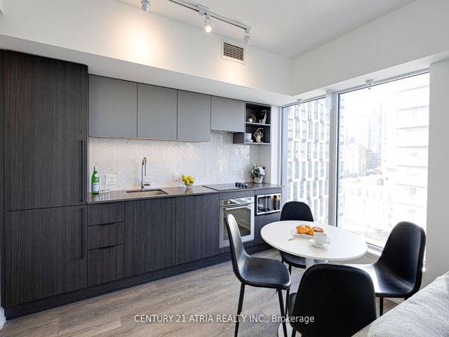 1915 - 82 Dalhousie St