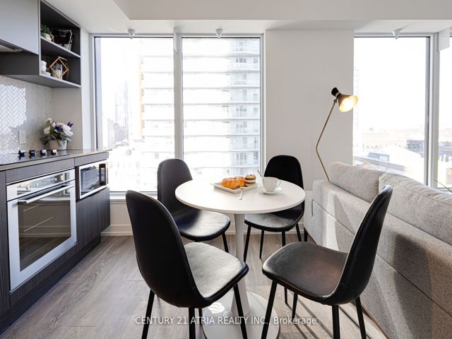 1915 - 82 Dalhousie St