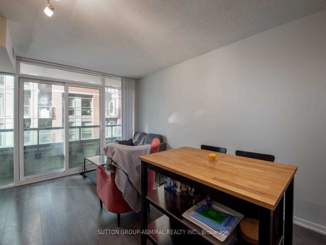 512W - 36 Lisgar St