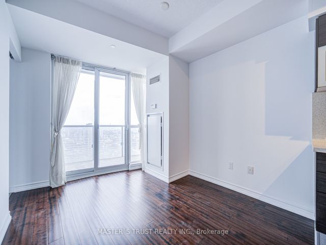 4604 - 386 Yonge St