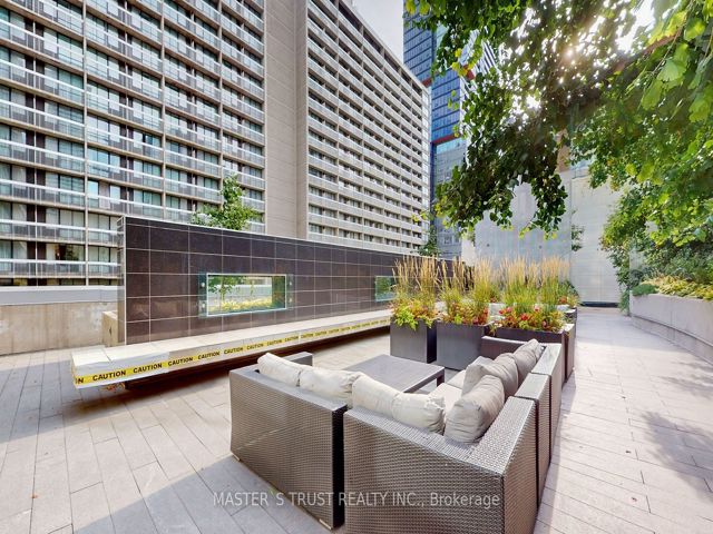 4604 - 386 Yonge St