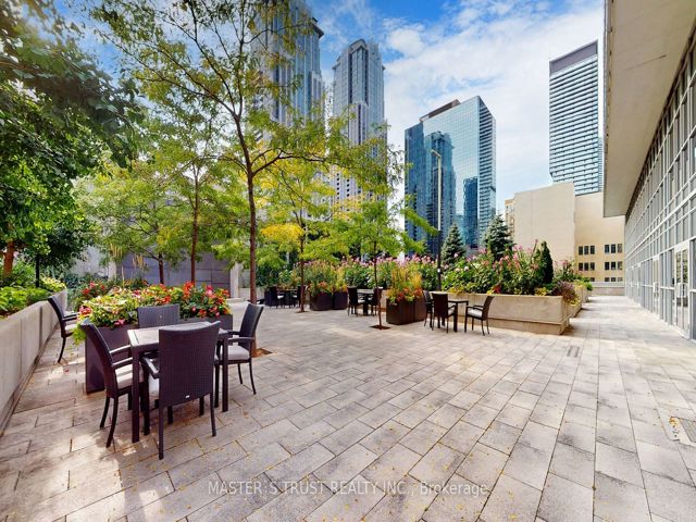 4604 - 386 Yonge St