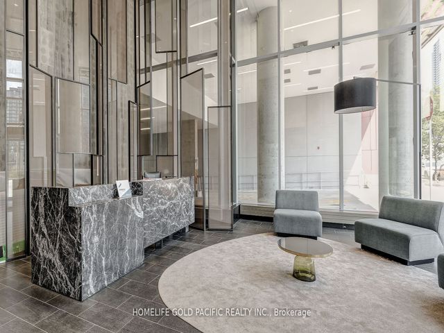 516W - 27 Bathurst St