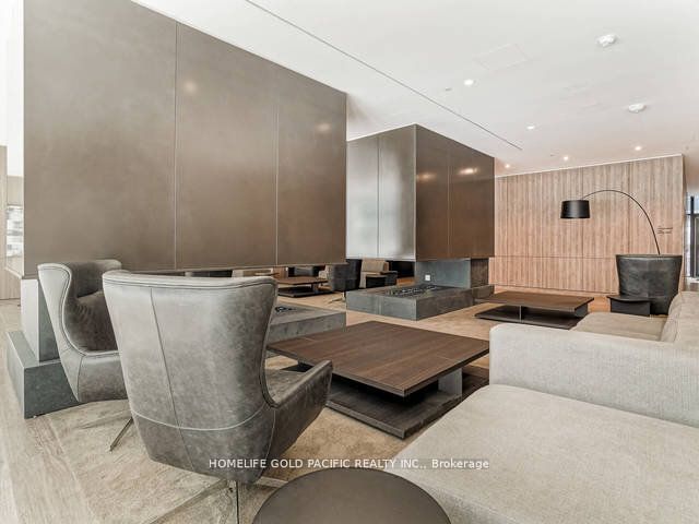 516W - 27 Bathurst St