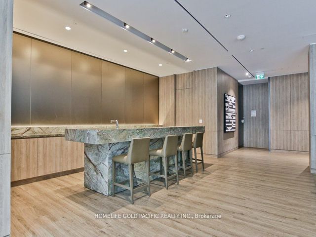 516W - 27 Bathurst St