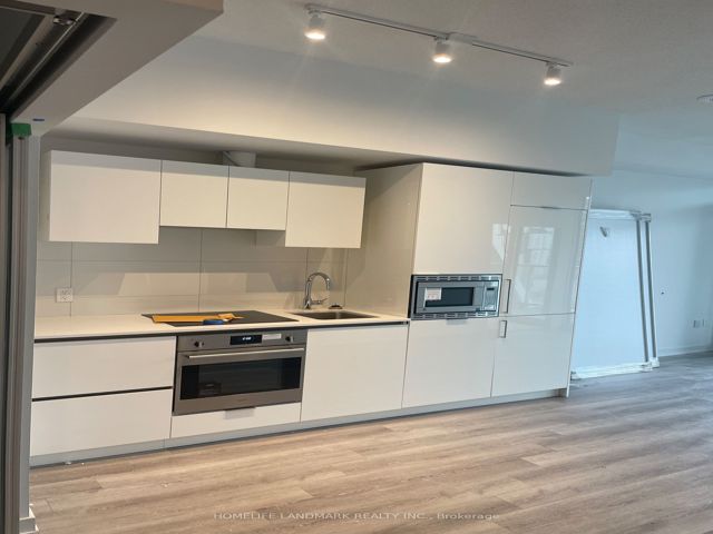 2117 - 230 Simoce St