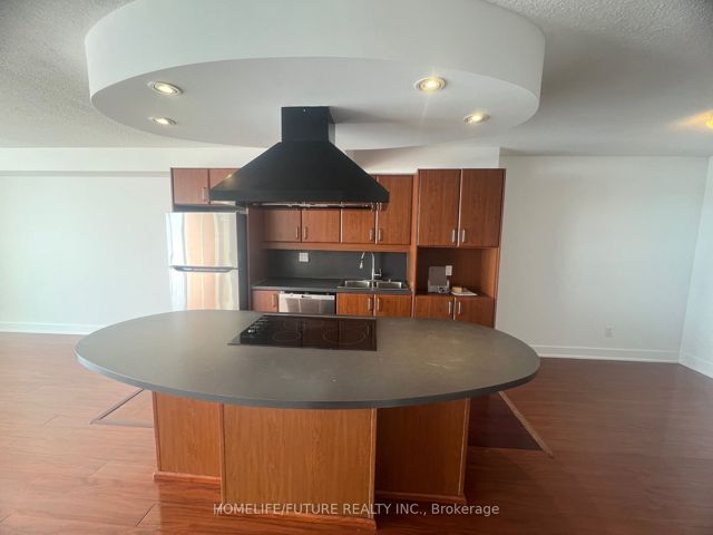 1022 - 550 Queens Quay  W