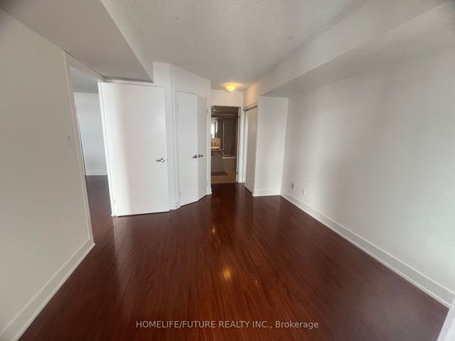 1022 - 550 Queens Quay  W