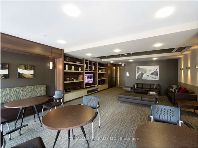 808 - 570 Bay St