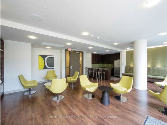 808 - 570 Bay St