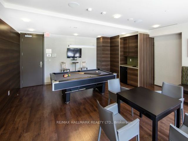 808 - 570 Bay St