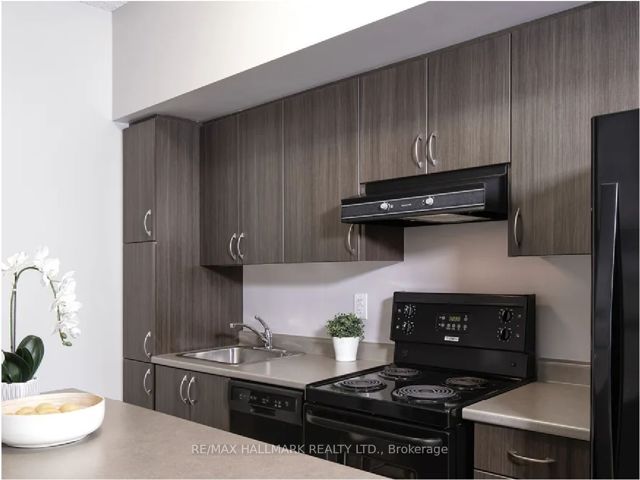 808 - 570 Bay St