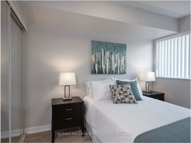 808 - 570 Bay St