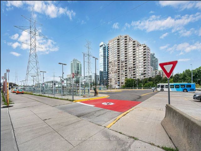 1015 - 7 Bishop Ave