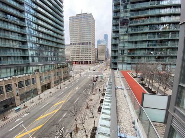 402 - 38 Grenville St