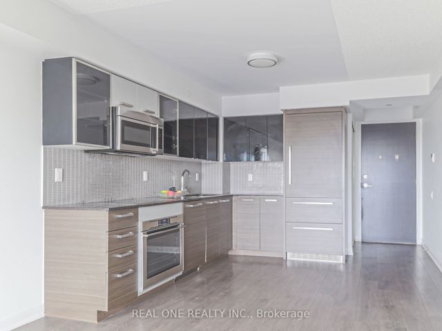 2001 - 5162 Yonge St