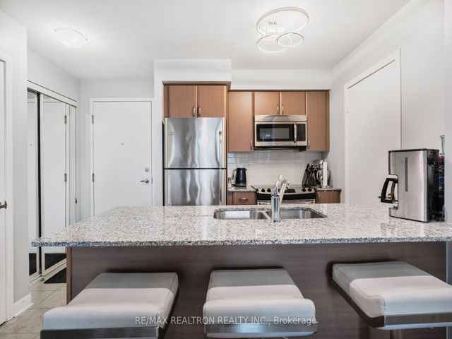 1011 - 525 Wilson Ave