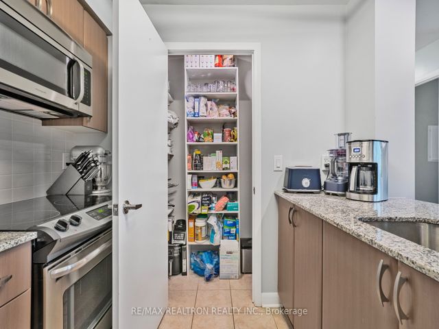 1011 - 525 Wilson Ave