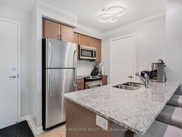 1011 - 525 Wilson Ave