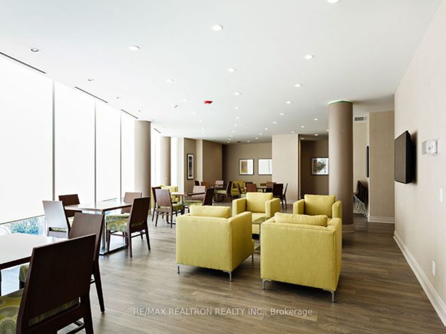 1011 - 525 Wilson Ave