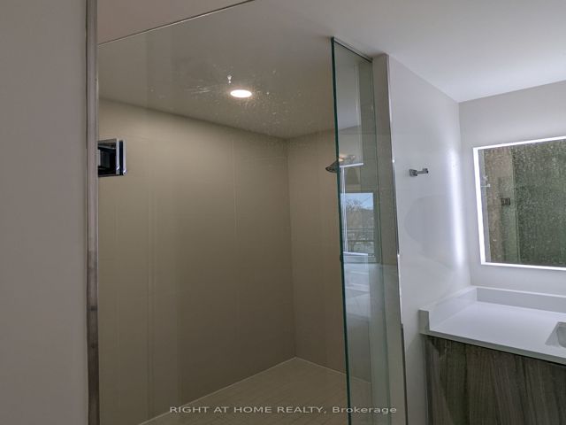 407 - 223 St.Clair Ave W