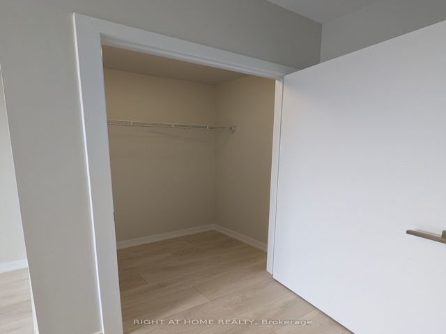 407 - 223 St.Clair Ave W