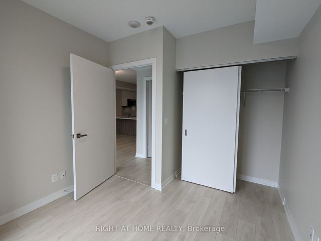 407 - 223 St.Clair Ave W