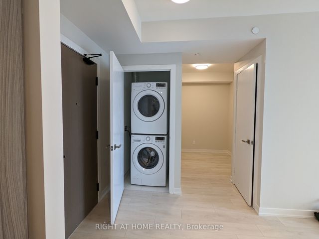 407 - 223 St.Clair Ave W