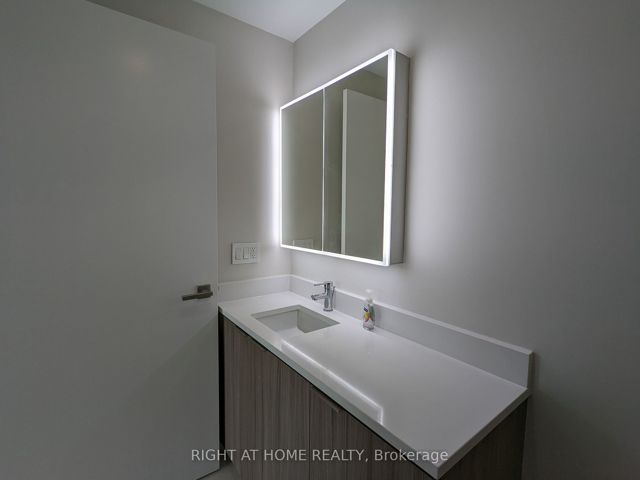 407 - 223 St.Clair Ave W