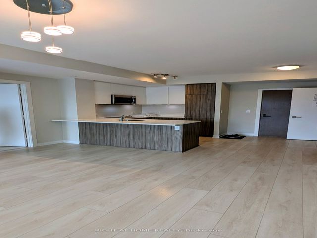 407 - 223 St.Clair Ave W