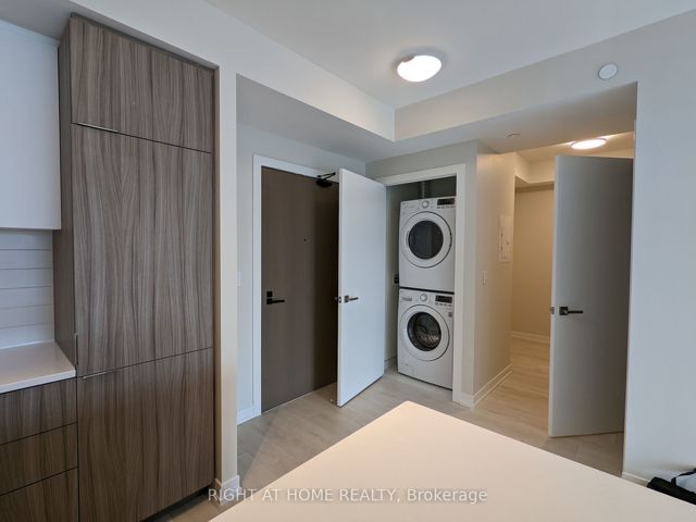 407 - 223 St.Clair Ave W