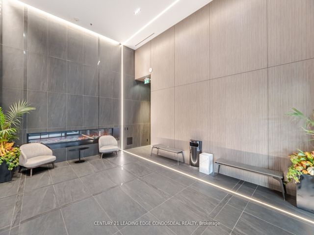 2012 - 181 Dundas St E
