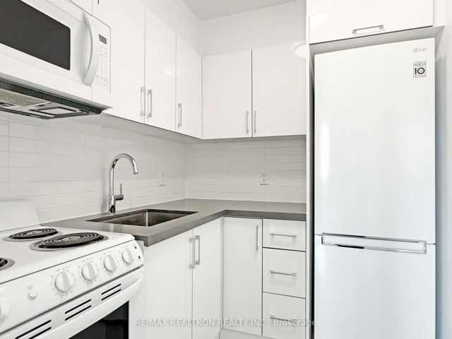 1204 - 33 Isabella St