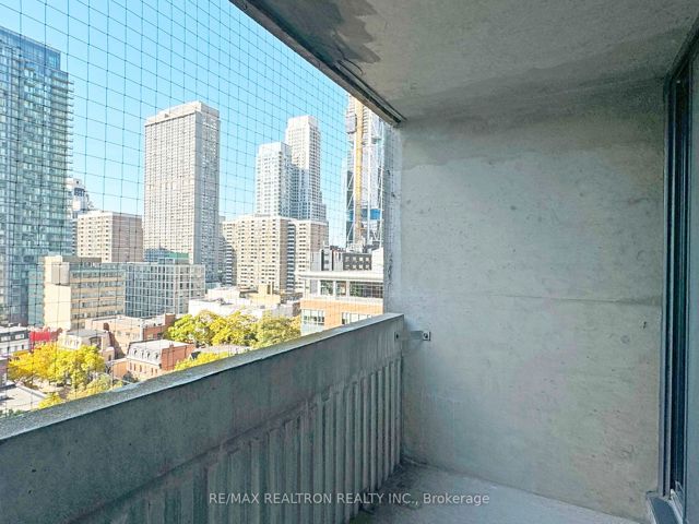 1204 - 33 Isabella St