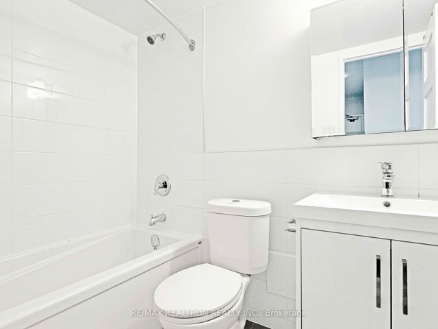 1204 - 33 Isabella St