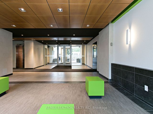 202 - 666 Spadina Ave