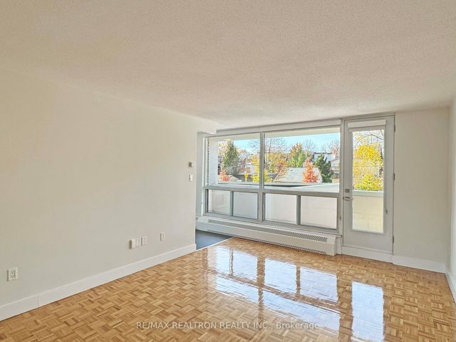 202 - 666 Spadina Ave
