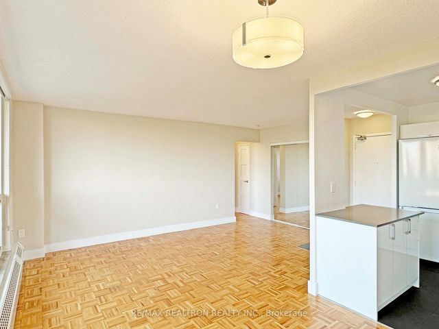 808 - 666 Spadina Ave