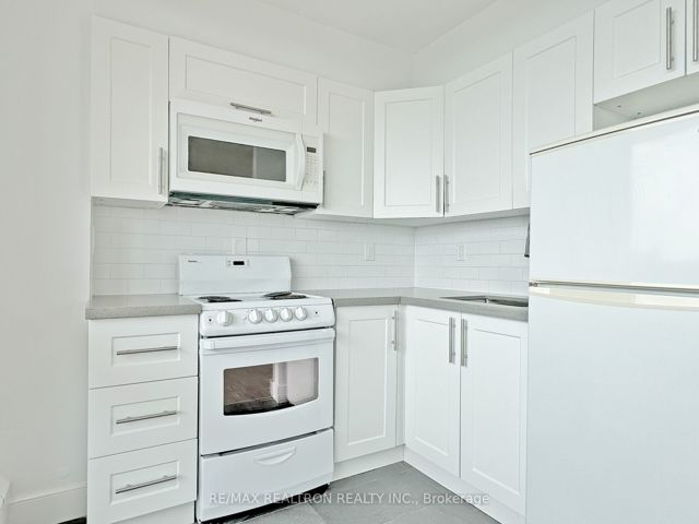 1712 - 666 Spadina Ave