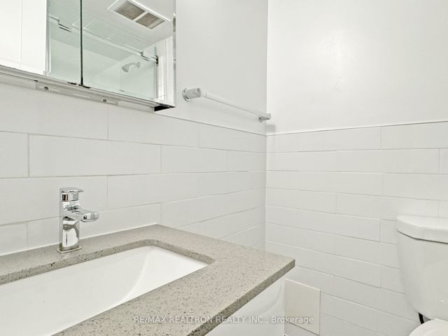 1712 - 666 Spadina Ave