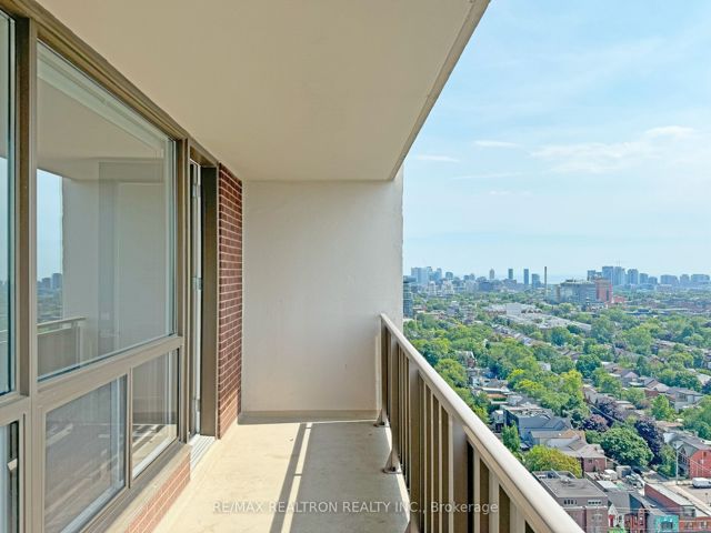 1712 - 666 Spadina Ave