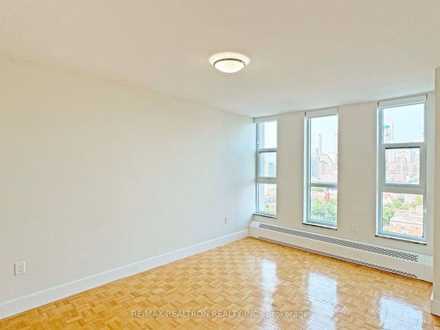 2004 - 666 Spadina Ave